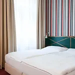 فندق مالا سترانا 4*